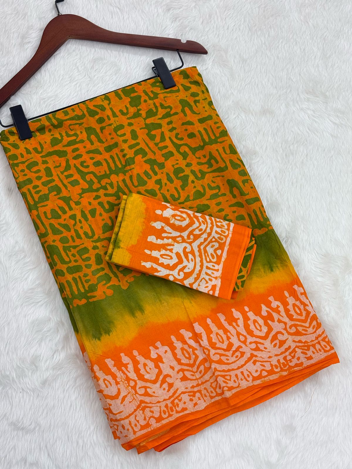 প্রিমিয়াম বাটিক শাড়ী